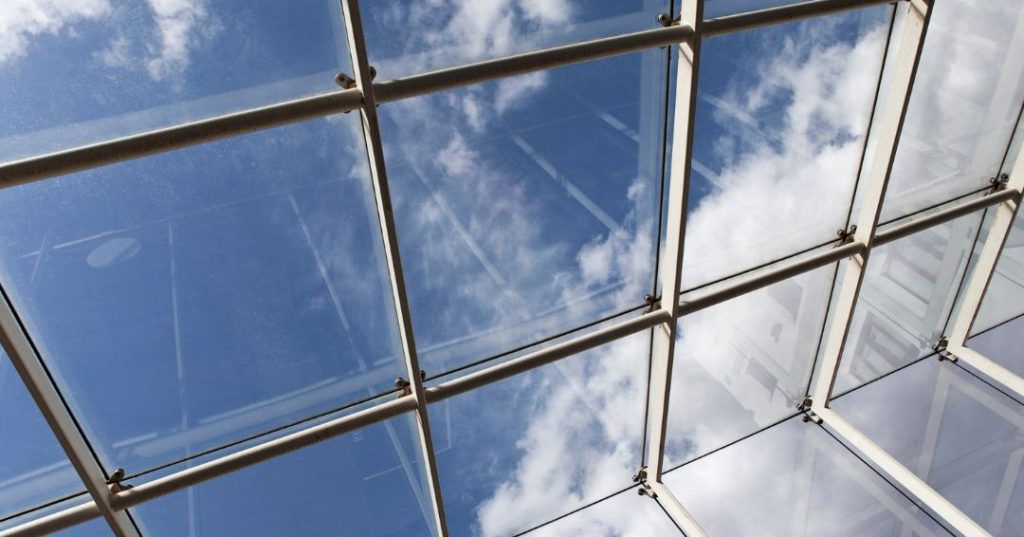 Quando Substituir Vidros Antigos em Taboão da Serra: Confira 4 Dicas cobertura de vidro em Taboão da Serra